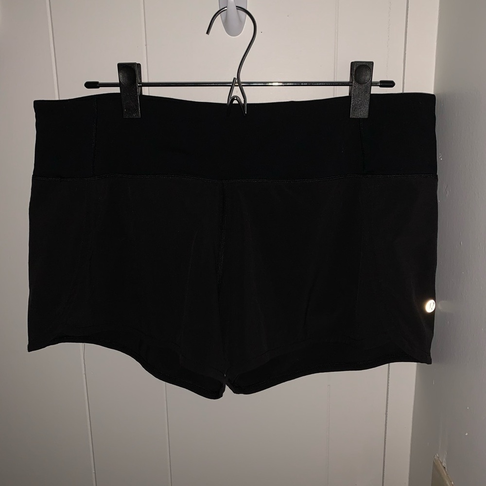 Women’s LULULEMON run times short II 4” size 10